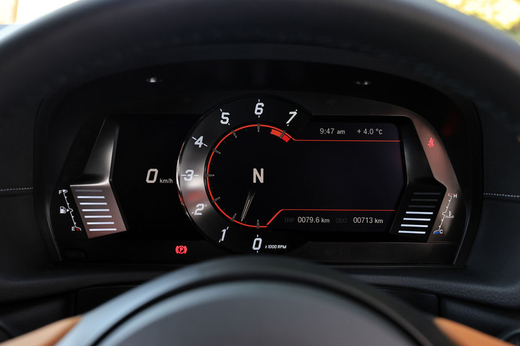 計器の仕様は基本的にAT車と共通。速度計やエンジン回転計、インフォメーションディスプレイ等の機能を統合した、8.8インチTFT液晶メーターが装備される。