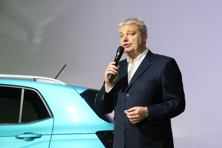 発表会でスピーチするフォルクスワーゲン グループ ジャパンのティル・シェア社長。すでに販売されている「ティグアン」、今回導入した「Tクロス」、2020年半ばには「T-ROC（Tロック）」も日本に導入するという。