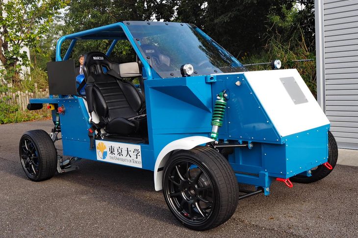 会場に用意されたデモンストレーション用の車両。オンボードモーター式と比べ、インホイールモーター式はシステムがシンプルで、軽さや省スペース性の点で優れている。