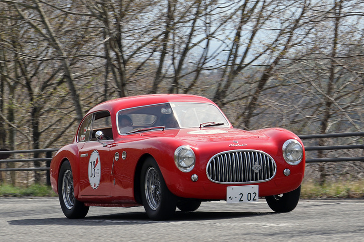 1947年「チシタリア202SC」。MoMA（ニューヨーク近代美術館）に永久保存されていることで知られるイタリアンスポーツ。前後フェンダーがボディーと一体化したフラッシュサイドを世界に先がけて採用したボディーはピニンファリーナが担当。