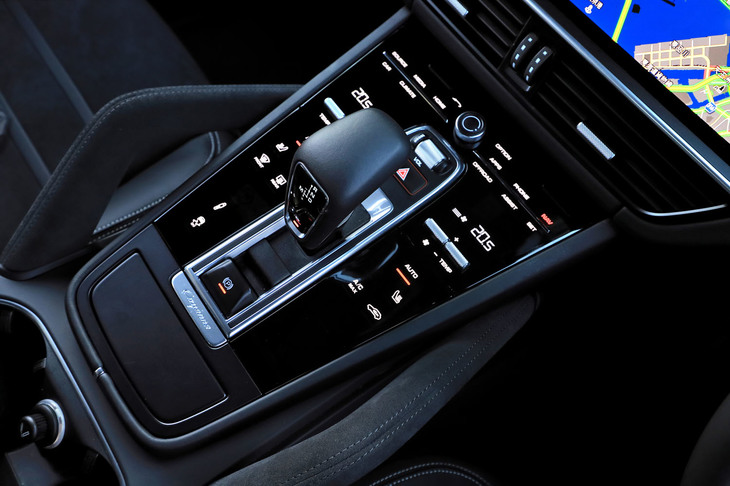 センターコンソールに配されたシフトセレクター。「カイエン」シリーズの変速機にはトルコン式の8段ATが採用されている。