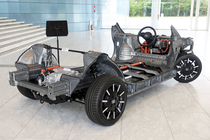 「ホンダe」は50：50の前後重量配分を実現しているという。