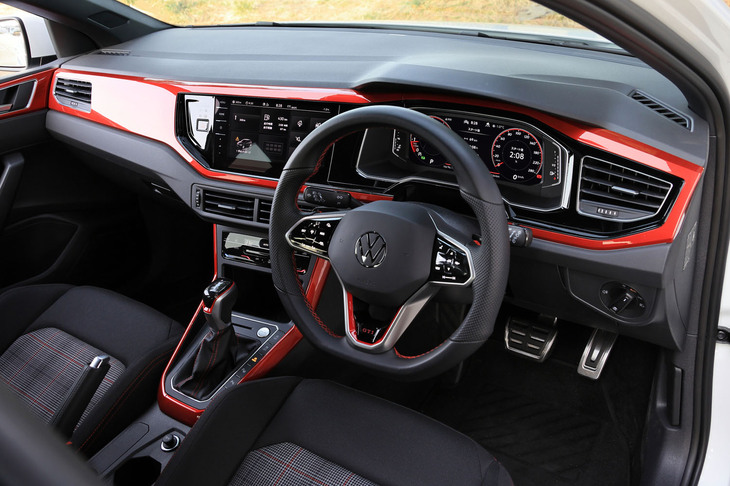 インテリアでは、ステアリングホイールの刷新が大きなトピック。機能面では、ベースモデルと同じくインフォテインメントシステムや空調のコントローラーが最新世代のものにアップデートされているが、デザイン面での変更点はさほど多くはない印象だ。