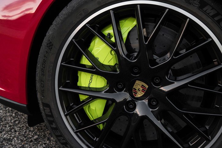 タイヤサイズは前が275/35ZR21、後ろが325/30ZR21。試乗車には「ミシュラン・パイロットスポーツ4」が装着されていた。