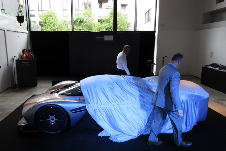 アンベールされる「アストンマーティン・ヴァルキリー」。