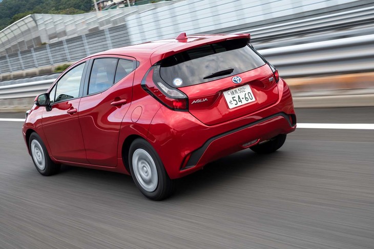 ハイブリッドシステムが強化され、EV走行可能速度が15km/hから40km/hに拡大した。「G」（FF車）の燃費値は33.6km/リッター（WLTCモード）。