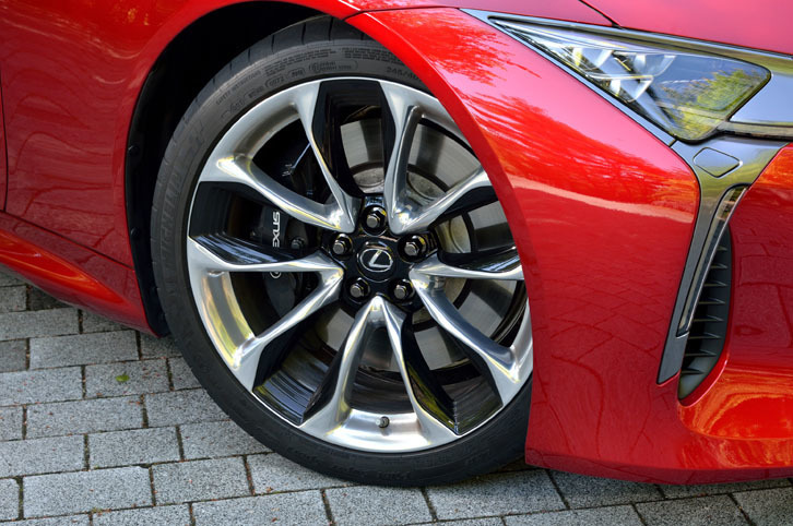 「LC500“Sパッケージ”」には、鍛造の21インチアルミホイール（写真）が与えられる。タイヤはランフラットタイプの「ミシュラン・パイロットスーパースポーツZP」が装着されていた。