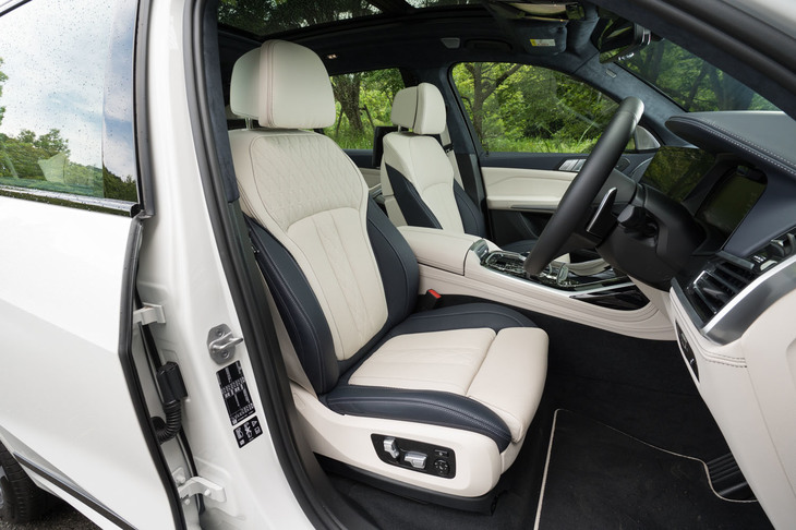 フロントシートには、ヒーターやベンチレーション機能、マッサージ機能と、快適性を高める機能が満載されている。