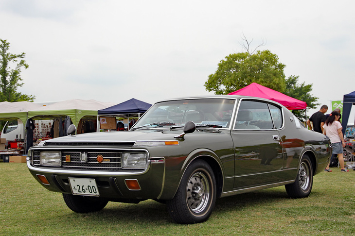 1972年「トヨタ・クラウン ハードトップ2600スーパーサルーン」。通称“クジラ”こと4代目クラウン前期型のトップグレード。これもタイヤを除いてフルオリジナル。