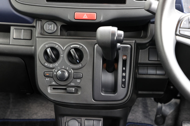 黒一色の簡素なセンタークラスター。「アルト」では最上級グレードの「ハイブリッドX」を除き、エアコンがマニュアル式となる。