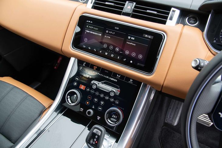 センタークラスターには2枚の10インチタッチスクリーンを用いた「Touch Pro Duo」を採用。インフォテインメントシステムはもちろん、空調やシートヒーターなどの操作、ドライブモードのチェックなどもここで行う。