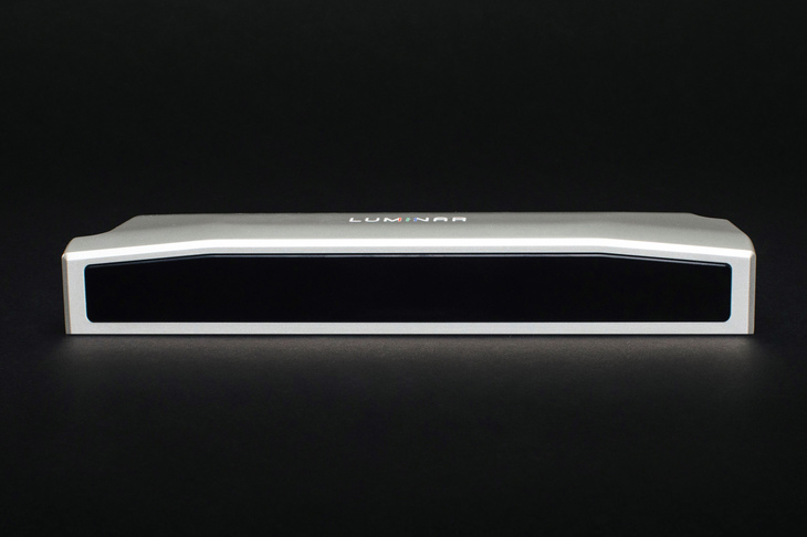 ルミナーの自動車用3D LiDAR「アイリス」。視野角は水平方向120°、垂直方向26°。1平方度あたり300点以上の点群密度で、カメラのような解像度を実現しているという。