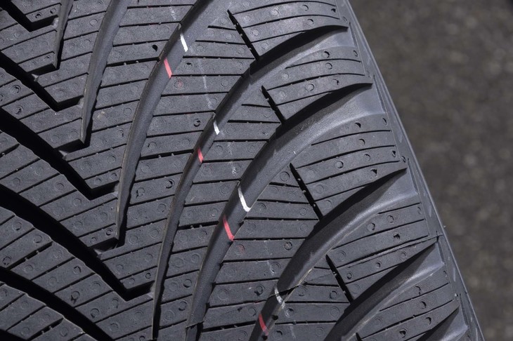 V字の主溝は外側に向かって徐々にワイドになっていく。これによって優れたトラクション性能を確保している。