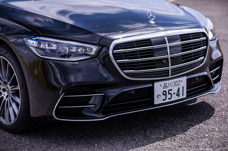 官能的純粋という意味を持つ「Sensual Purity（センシュアルピュリティー）」がエクステリアのデザインコンセプトに掲げられた「Sクラス」。ラインやエッジを大幅に削減した凹凸の少ないフォルムが特徴といえる。今後のメルセデス・ベンツ車をけん引するデザインでもあると紹介されている。