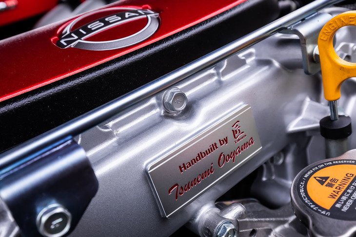 ピストンリングやバルブスプリング、コンロッド、クランクシャフトなどにバランスどりされた高精度パーツを採用。組み立て精度の高い特別なエンジンの証しとして、前方に備わる「匠」のネームプレートは、アルミ製の赤文字仕様になっている。