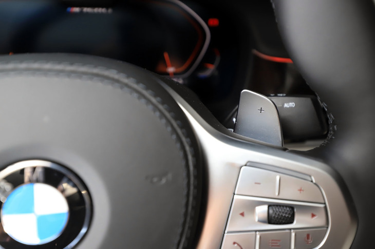 ボディー形状やパワートレインのいかんにかかわらず、「7シリーズ」では手動変速機機能の「ステップトロニック」が全車標準装備となる。