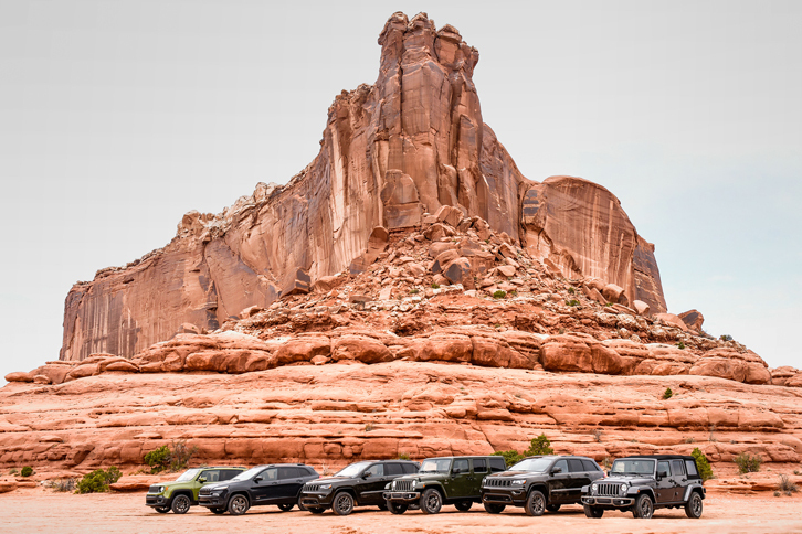 ずらりと並んだ「75thアニバーサリーエディション」。日本では「レネゲード」「コンパス」「チェロキー」の記念車が4月に発表されており、今夏に第2弾として「ラングラー」と「グランドチェロキー」が登場する予定。