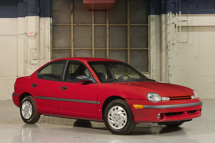 「日本車キラー」として北米で発売された「ダッジ・ネオン」。日本にはクライスラーブランドで、右ハンドル仕様車が1996年に導入された。日本導入当時の車両本体価格は129万9000円だった。