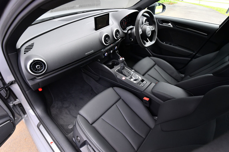 インテリアの装飾は、ハイパフォーマンスモデルにしてはシンプル。オプションとして、赤いシートベルトやエアコン吹き出し口、ダイヤモンドステッチ入りの「RSスポーツシート」がセットになった「RSデザインパッケージ」が用意される。