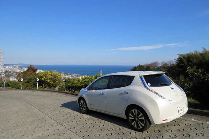 小さな旅を終えて日産自動車グローバル本社に戻ったとき、トリップメーターは246.3kmを示し、航続可能距離は74kmとなっていた。目標としていた「片道100km」をクリア。電気自動車での旅の可能性を教えてくれる試乗だった。