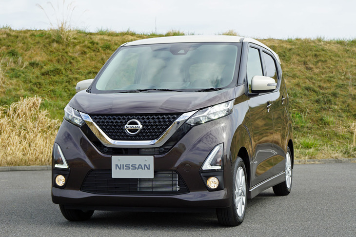 「ハイウェイスター」ではLEDヘッドランプやフォグランプ、エアロバンパーが標準装備となる。