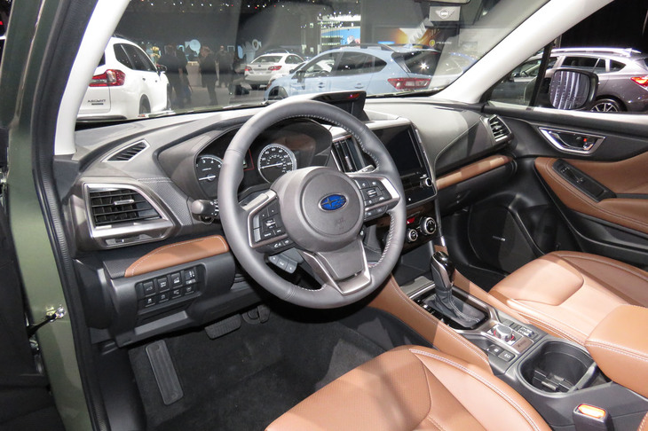 新型「フォレスター」は、ピラー形状の最適化により優れた視界が確保されている。