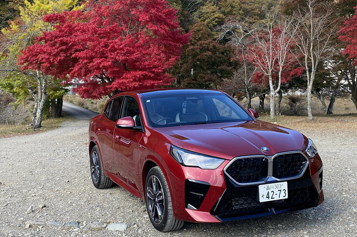 ステキな紅葉を背景にした次期愛車候補の筆頭となる「X2」。今回試乗した「X2 xDrive20i Mスポーツ」は全長×全幅×全高＝4555×1845×1575mm、ホイールベースは2690mmで、街なかでも使いやすいサイズ感だ。