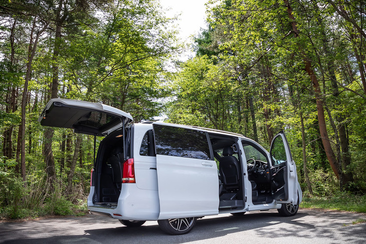 「V220dアバンギャルド ロング」のドアやリアゲートを開けた様子。ボディーサイズは全長×全幅×全高＝5170×1930×1930mm、ホイールベース＝3200mm。車重は2510kgと発表されている。