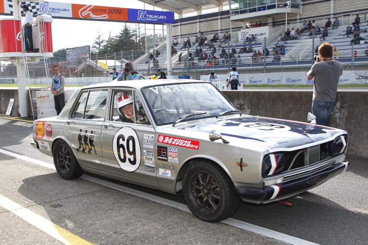 無事に完走、パレードラップを終え、トレードマークの笑顔をいっそう輝かせてピットロードを通過する内田さん。結果は出走18台、完走13台中総合9位、Pクラス5位。