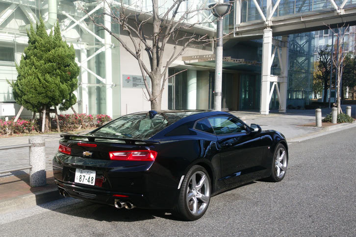 東京・台場にてひなたぼっこ中の「カマロ」の図。街中ではけっこう注目されるクルマなので、オーナーとなる方はぜひ胆力を鍛えておきましょう。