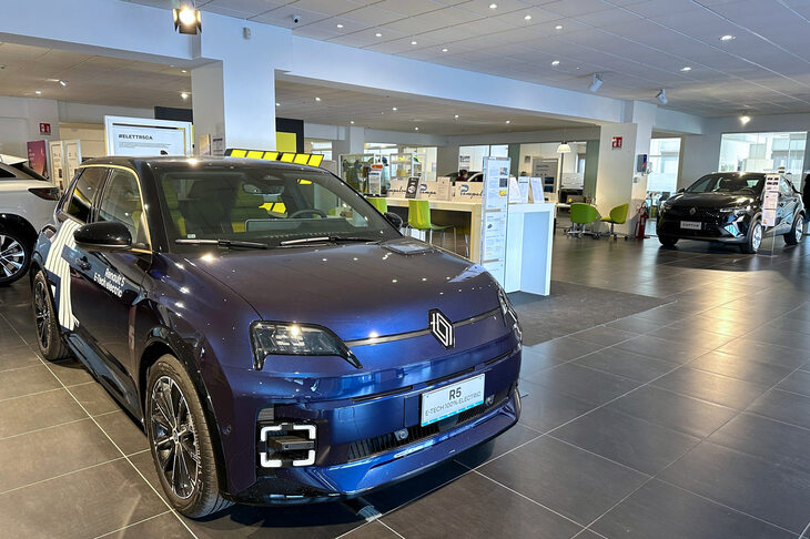 店内に展示してあったもう一台は、ナイトブルーの塗色。3つある仕様のなかで「アイコニック サンク」と名づけられた最上級バージョンである。デカールは宣伝用だが、このままでもスタイリッシュだ。