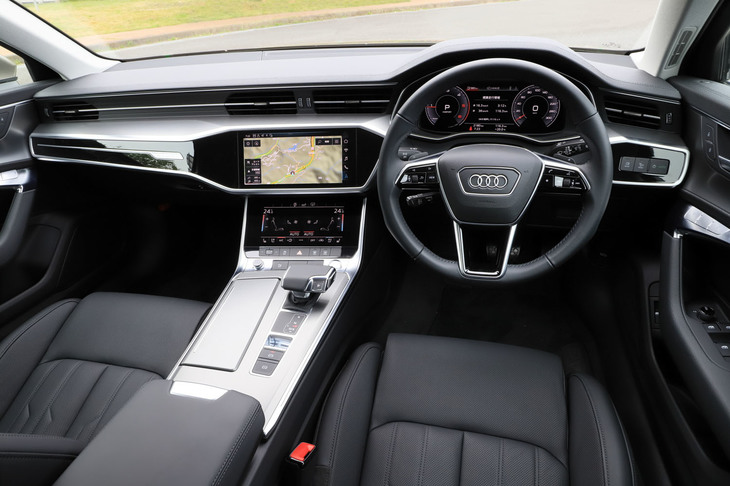 タッチパネル式のコントローラーを大胆に取り入れたインストゥルメントパネルまわり。「スポーツ」グレードのシートや各トリムの表皮はバルコナレザーで、全5種類の色が用意されている。