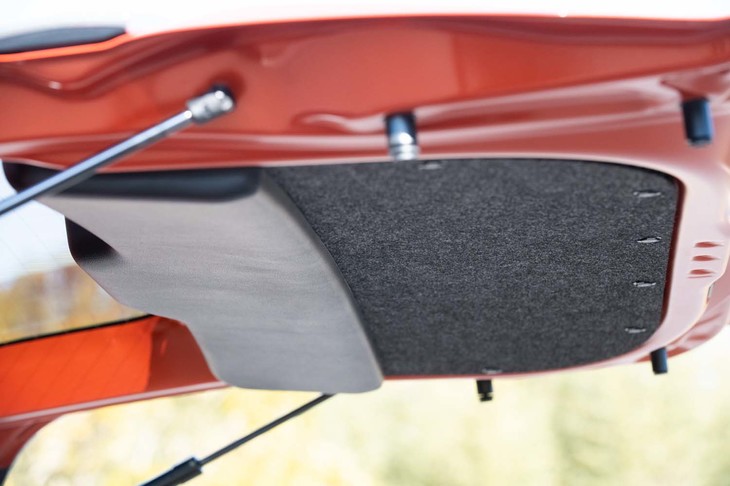 全長が80mmの拡大に対して荷室の床面長が100mm拡大しているのは、リアゲート内側の工夫によって実現。下方（写真では右側）は樹脂のガードが省略されている。