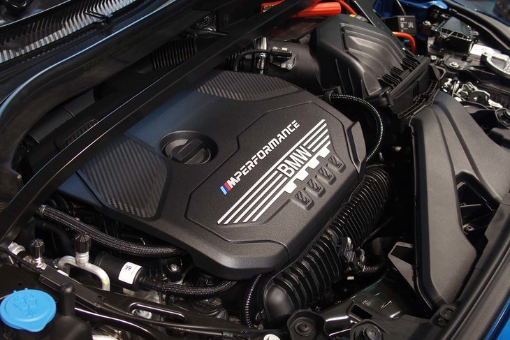 トップパフォーマンスグレード「M135i xDrive」に横置きで搭載される最高出力306PSの2リッター直4ターボエンジン。