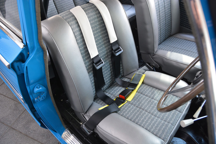 西陣織を使ったシート。セパレート式の運転席と助手席は、当時オプション扱いだった。サーキットを走ったドライバーによると、「ふわふわしすぎて、体をホールドすることができない」という。