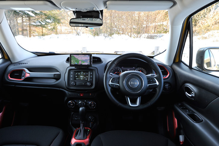 「レネゲード トレイルホーク」のインテリア。ほかのグレードにはブラウンとグレーのツートンカラーも用意されているのに対し、トレイルホークの内装色はブラックのみの設定となっている。