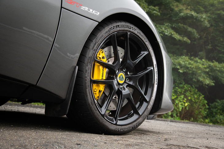 標準装着のタイヤは「ミシュラン・パイロットスポーツ カップ2」。オプションの「ツーリングサスペンションパッケージ」を選ぶと、ミシュランの「パイロットスーパースポーツ」に変更される。