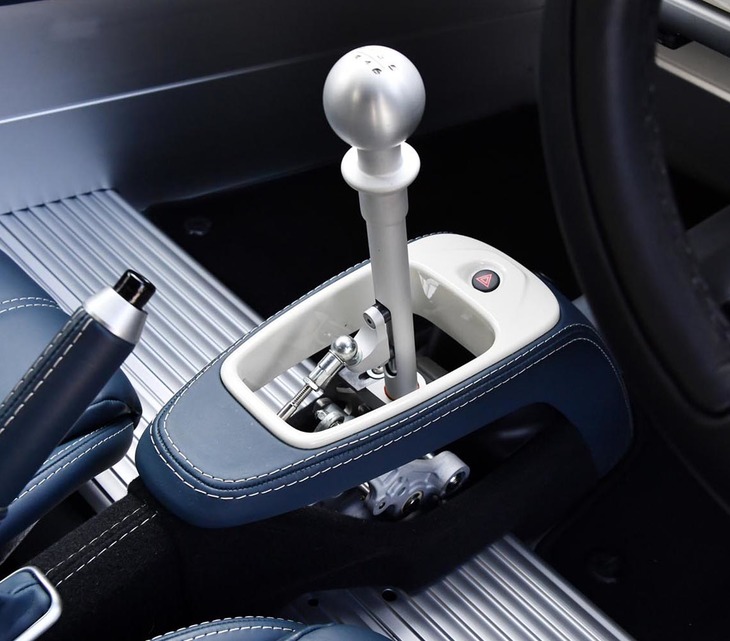 これは「ロータス・エリーゼ ヘリテージエディション」のシフトレバー。MTのメカニズムをあえて露出させるデザインが、クルマ好きの心をくすぐる。