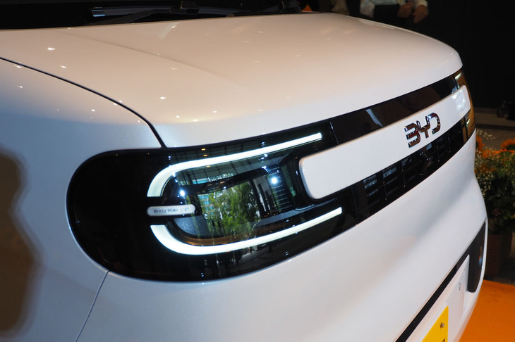 ヘッドランプはLED式。全車にハイビームアシストが標準で装備されている。