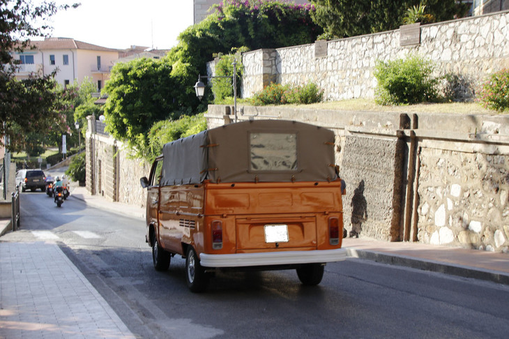 写真G。こちらも散歩中に脇を通り過ぎたものを撮影したため、クオリティーに難があるが、「フォルクスワーゲン・タイプ2」（T2）のほろ付きトラック。島の愛好家と思われる。