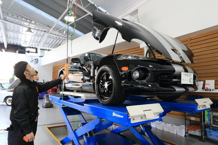 オートバックス代官山店にて整備を受ける「バイパー」。教えてもらったタイヤの組み合わせは、確か前が「トーヨー・プロクセスT1R」で、後ろが「ニットー・インヴォ」だった気がする。（写真＝荒川正幸）