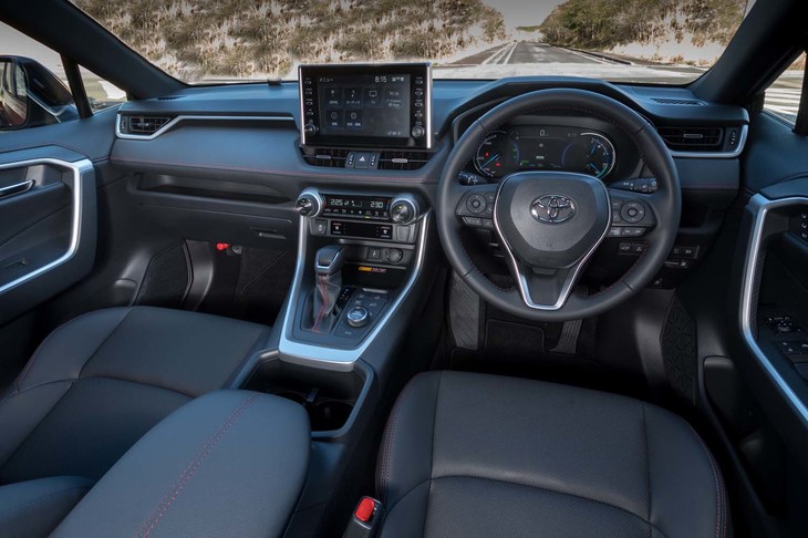 ブラックとシルバーを基調にレッドのステッチでアクセントを加えたダッシュボード。ソフトパッドを多用して上質感を高めている。