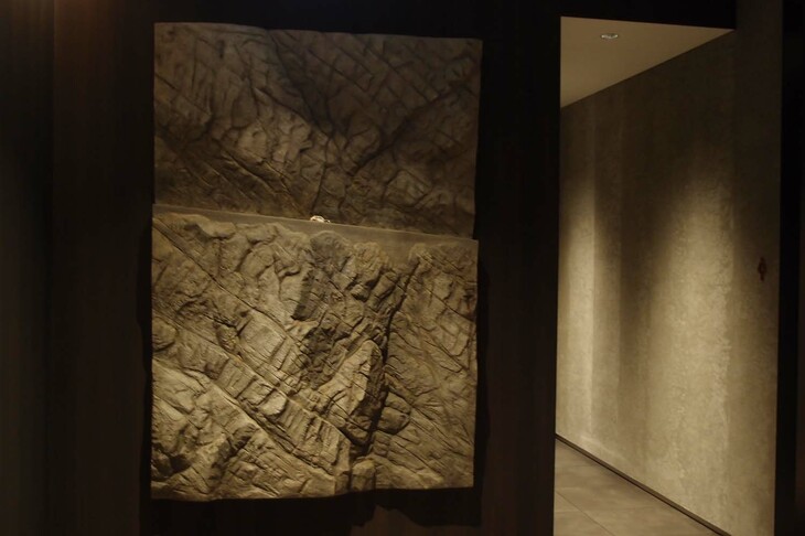 1階の通路には、まるで岩肌のようなオブジェも。近づいてよく見ると……？