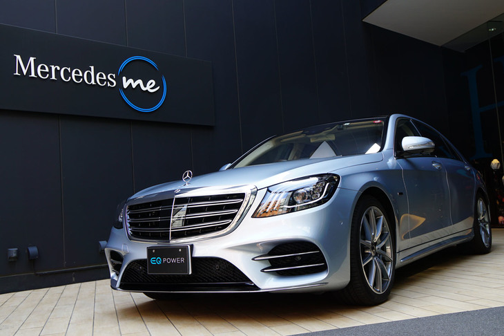 こちらはプラグインハイブリッド車（PHV）の「S560eロング」。メルセデスではPHVをEQパワーモデルと呼称している。