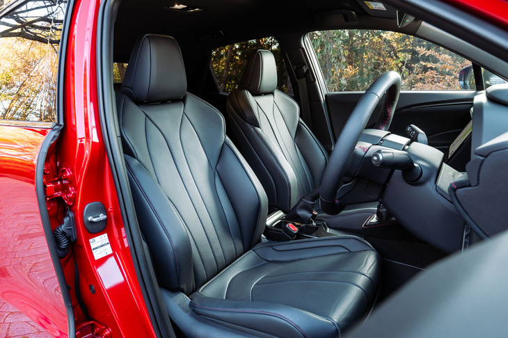 普通の「LBX」でも「ヤリス クロス」よりヒップポイントを15mm下げたとされていたが、「MORIZO RR」ではさらに10mm低く設定。ただし、一番低い位置だとちょっとペダルが踏みづらい。