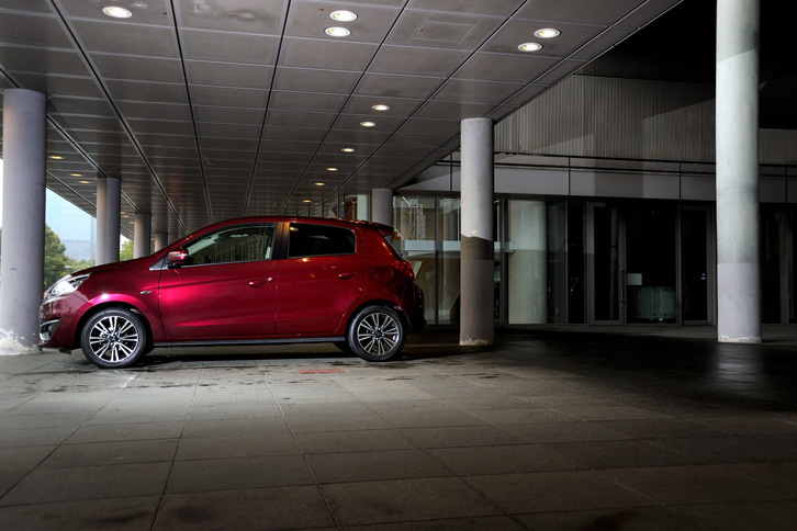 ボディーカラーは全8色。テスト車には「サンライズオレンジメタリック」とともに設定された新色「ワインレッドパール」が洗濯されていた。