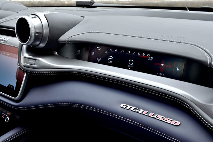 助手席の正面に設置された「パッセンジャーディスプレイ」が8.8インチのフルカラータッチパネルに進化した。車両の性能情報が表示されるだけでなく、オーディオなどの操作も可能となった。