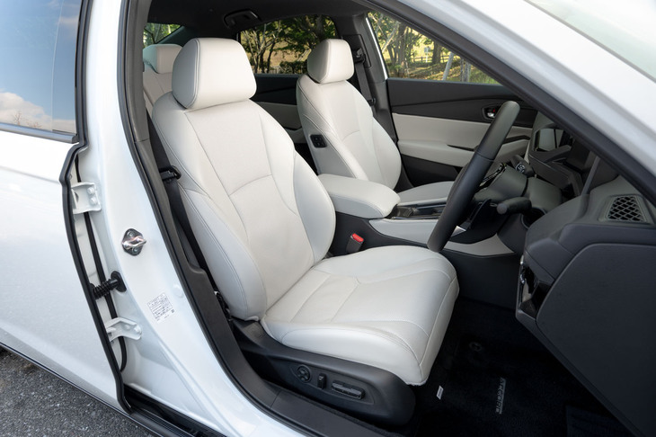シート表皮には既存のグレードと同じく本革を採用。ルーフライニングやピラーまでブラックで統一したブラック内装と、ホワイトレザーを用いたホワイト内装（写真）は、「e：HEV Honda SENSING 360＋」だけに用意される専用の仕立てだ。