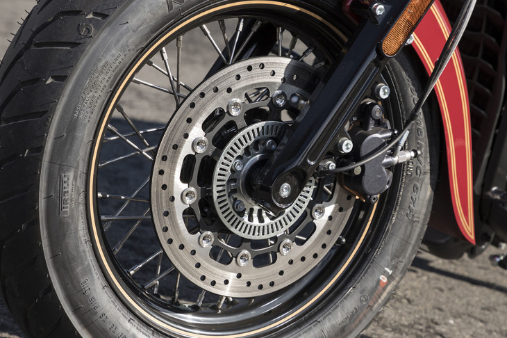 ブレーキディスクは前後ともに298mmのドリルドタイプで、前は2ピストン、後ろはシングルピストンキャリパーが組み合わせられる。もちろんABSは全車標準装備となる。