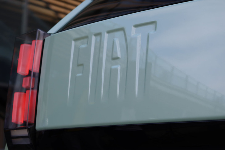フィアット・グランデパンダ（バックドアパネルの「FIAT」ロゴ）